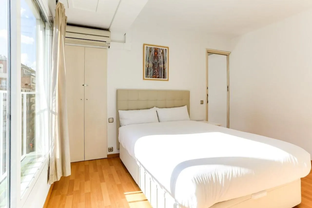 Luminous 2 Bedroom Next To Sagrada Familia Barcellona Appartamento
